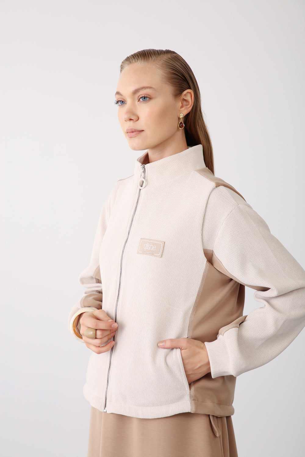 Wholesale Ultra-Soft Stretch Modal Fabric Contrast Panel Zip-Up Vest – Camel