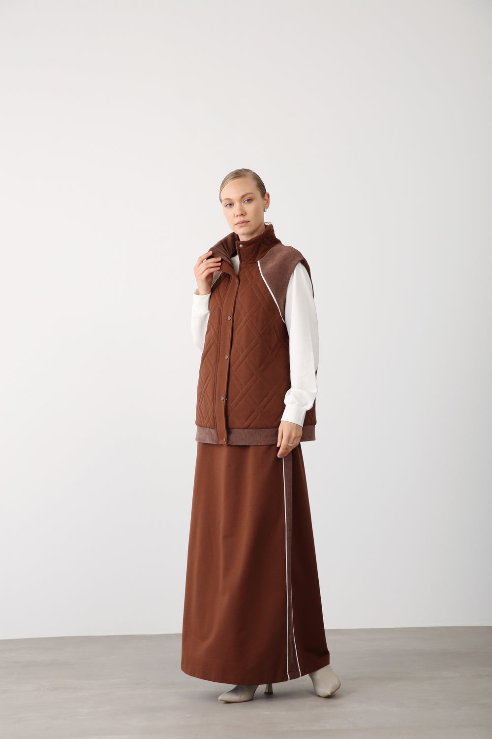 Wholesale Two Thread Fabric Contrast Side Detailed Long Skirt – Brown