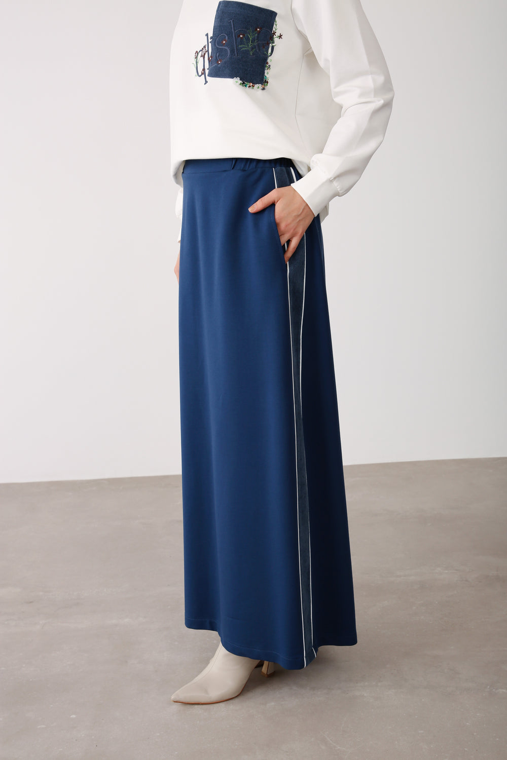 Wholesale Two Thread Fabric Contrast Side Detailed Long Skirt – Indigo